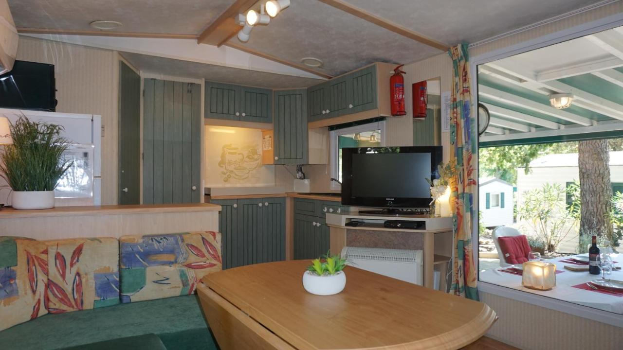 Chalets Met Buitenkeuken Op Camping Lei Suves - Joycasa Roquebrune-sur-Argens Eksteriør billede