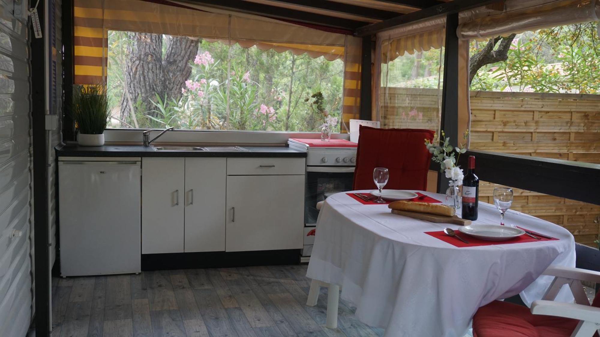 Chalets Met Buitenkeuken Op Camping Lei Suves - Joycasa Roquebrune-sur-Argens Værelse billede
